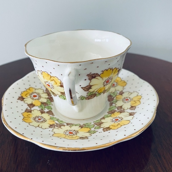 Vintage Rosina-Queens China teacup and saucer set with yellow flowers - Picture 4 of 6